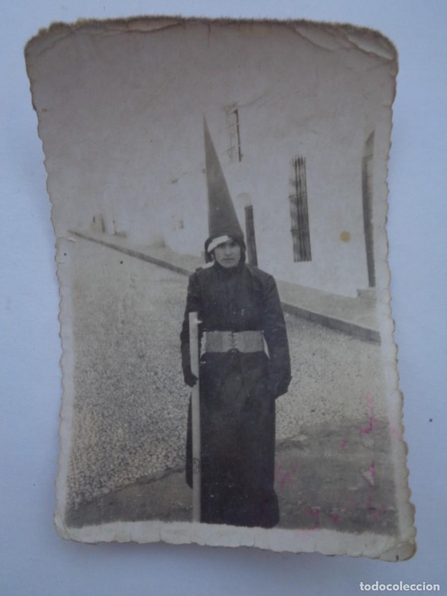 Fotograf&iacute;a antigua: SEMANA SANTA DE ARACENA ( HUELAVA ): NAZARENO CON CIRIO , 1949 . DE ORTEGA