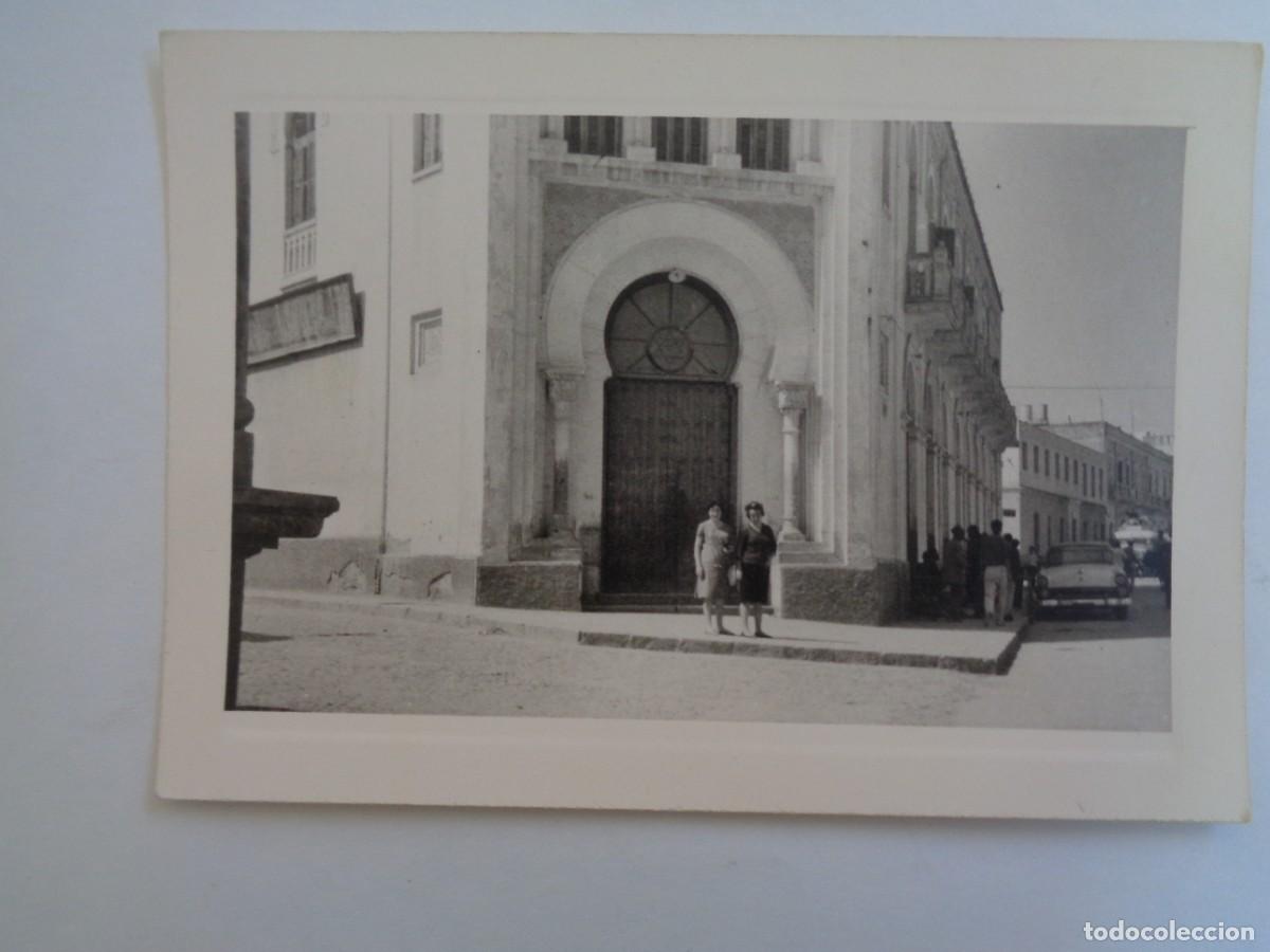 Fotografia antiga: FOTO DE MUJERES ANTE LA MEZQUITA MARROQU&Iacute; EN MELILLA,