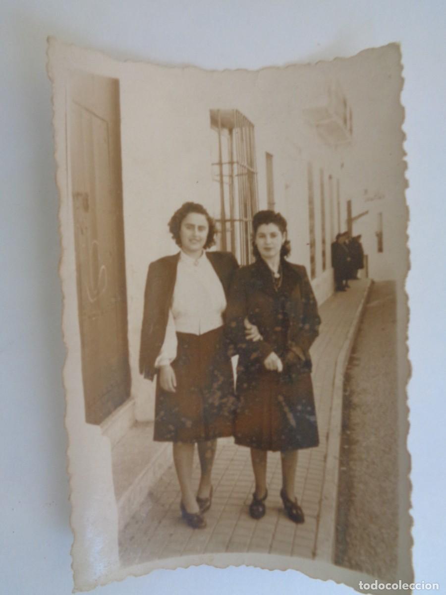 Fotograf&iacute;a antigua: MINUTERO DE FOTOGRAFO CALLEJERO DE SE&Ntilde;ORITAS, 1945 . DE ROMERO , ARACENA ( HUELVA )