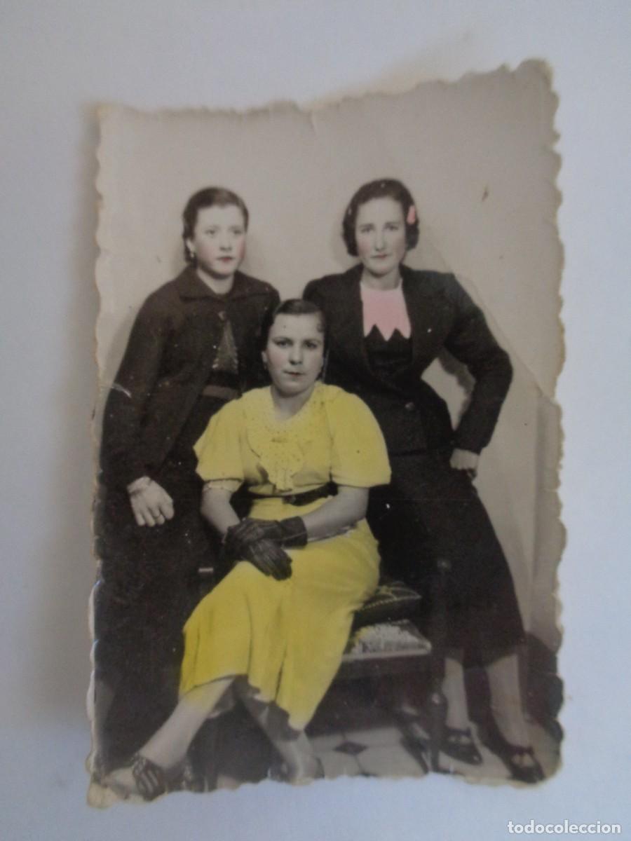 Fotograf&iacute;a antigua: PEQUE&Ntilde;A Y BONITA FOTO DE ESTUDIO DE SE&Ntilde;ORITAS , A&Ntilde;OS 40. COLOREADA DE ROMERO , ARACENA