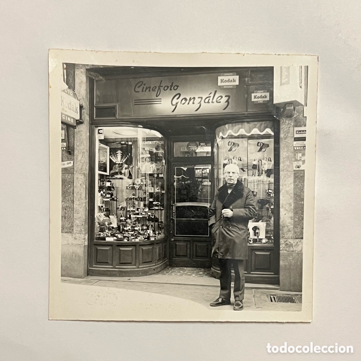 Fotograf&iacute;a antigua: VALENCIA. Fotograf&iacute;a Tienda Cinefoto Gonz&aacute;lez.. aficionado delante de su proveedor.. (h.1980?)