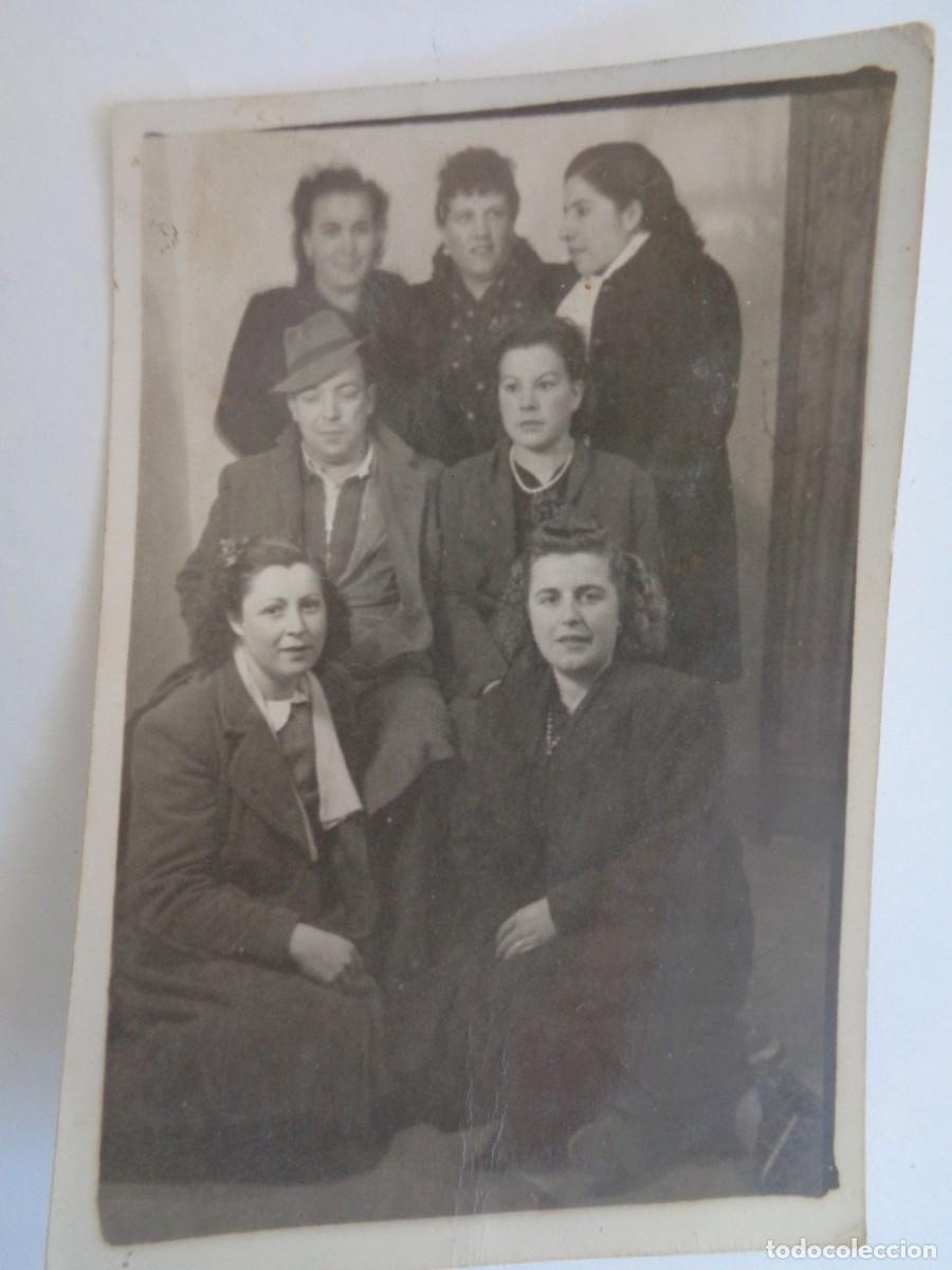 Fotograf&iacute;a antigua: BONITA FOTO DE ESTUDIO DE JOVENES , 1943 . DE ROMERO , ARACENA ( HUELVA )