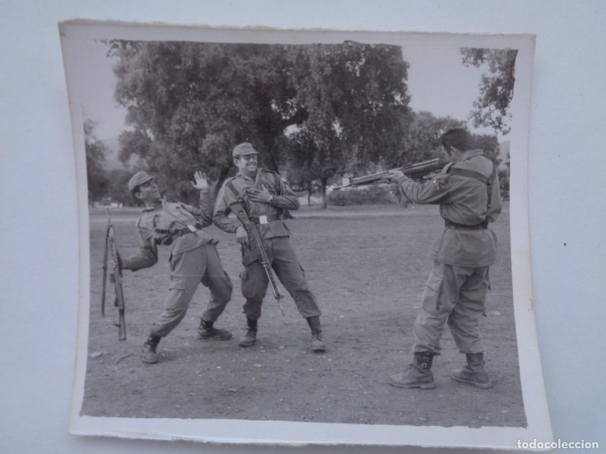 Fotograf&iacute;a antigua: FOTO DE MILITARES CON ROPA DE CAMPA&Ntilde;A CON CETME HACIENDO EL INDIO, SIMULANDO UN ATAQUE