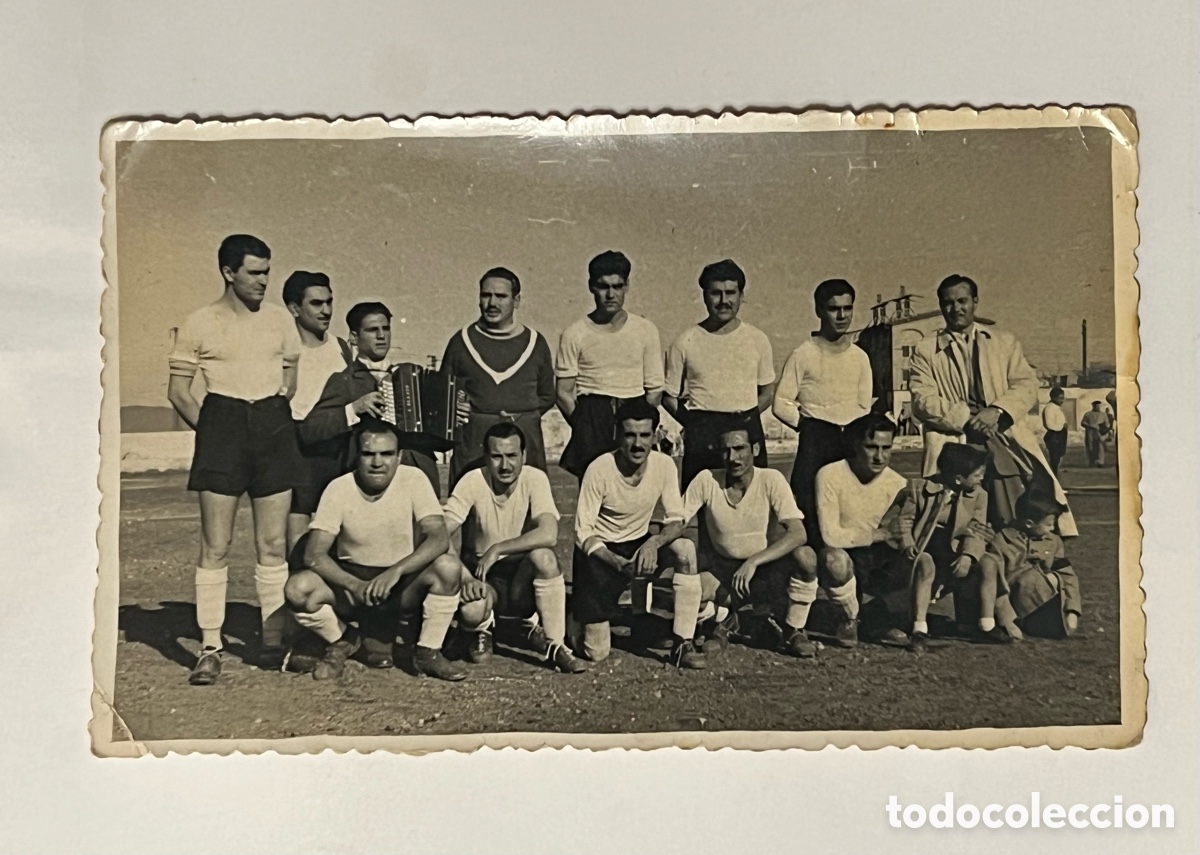 Fotograf&iacute;a antigua: ACORDE&Oacute;N.. Fotograf&iacute;a el joven del Acorde&oacute;n que animaba a su equipo de futbol.. (h.1950?)