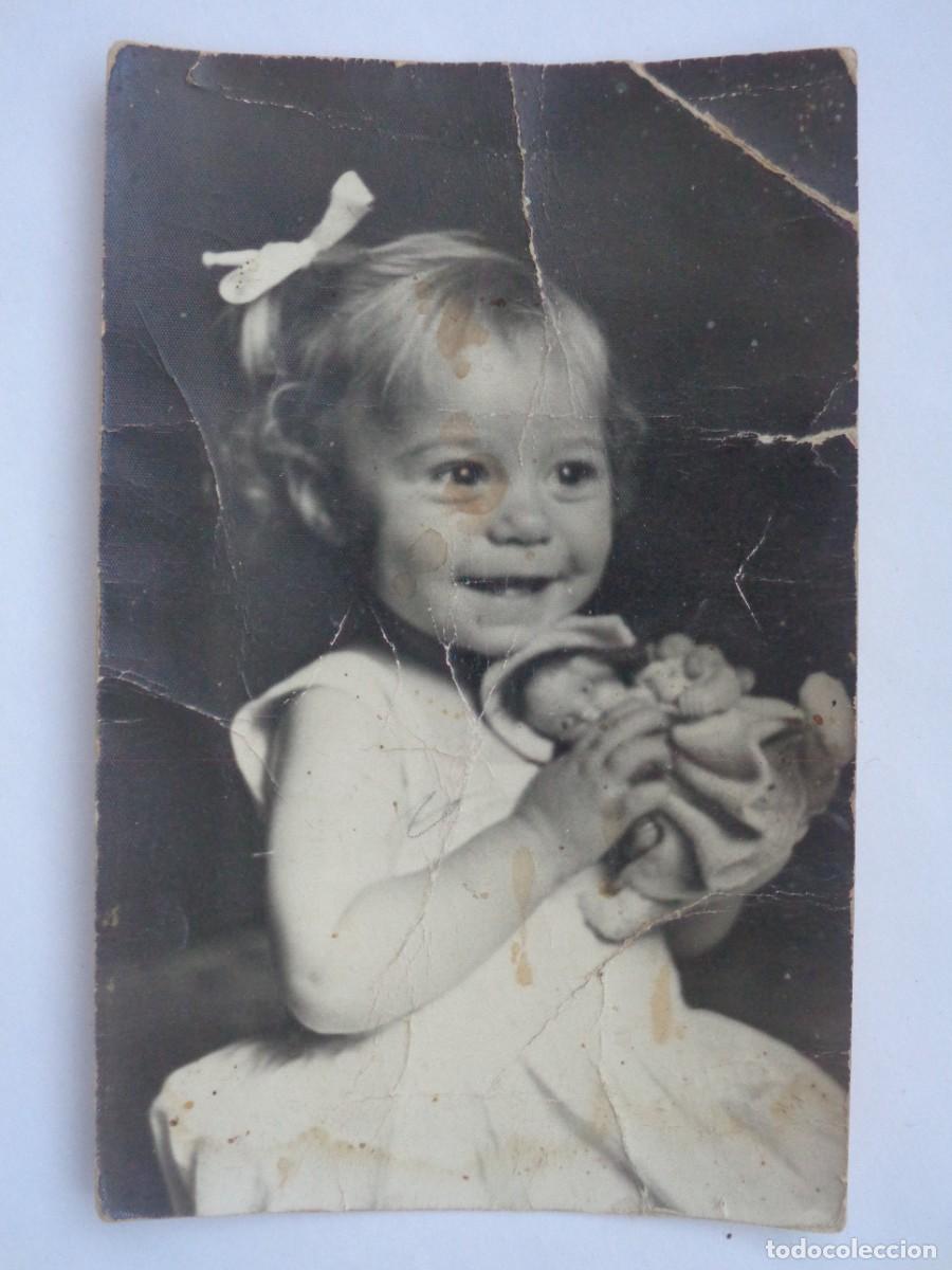 Alte Fotografie: BONITA FOTO DE ESTUDIO DE NI&Ntilde;A CON MU&Ntilde;ECA . MAL ESTADO !!!