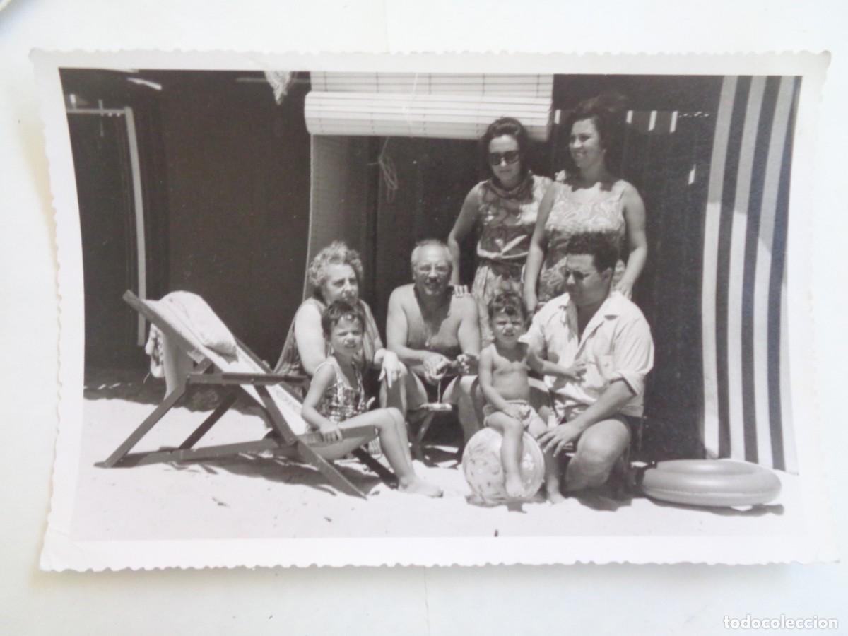 Alte Fotografie: FOTO DE GENTE EN LA PLAYA , PELOTA , FLOTADOR .... TROQUELADA DE 11,5 X 17,5 CM