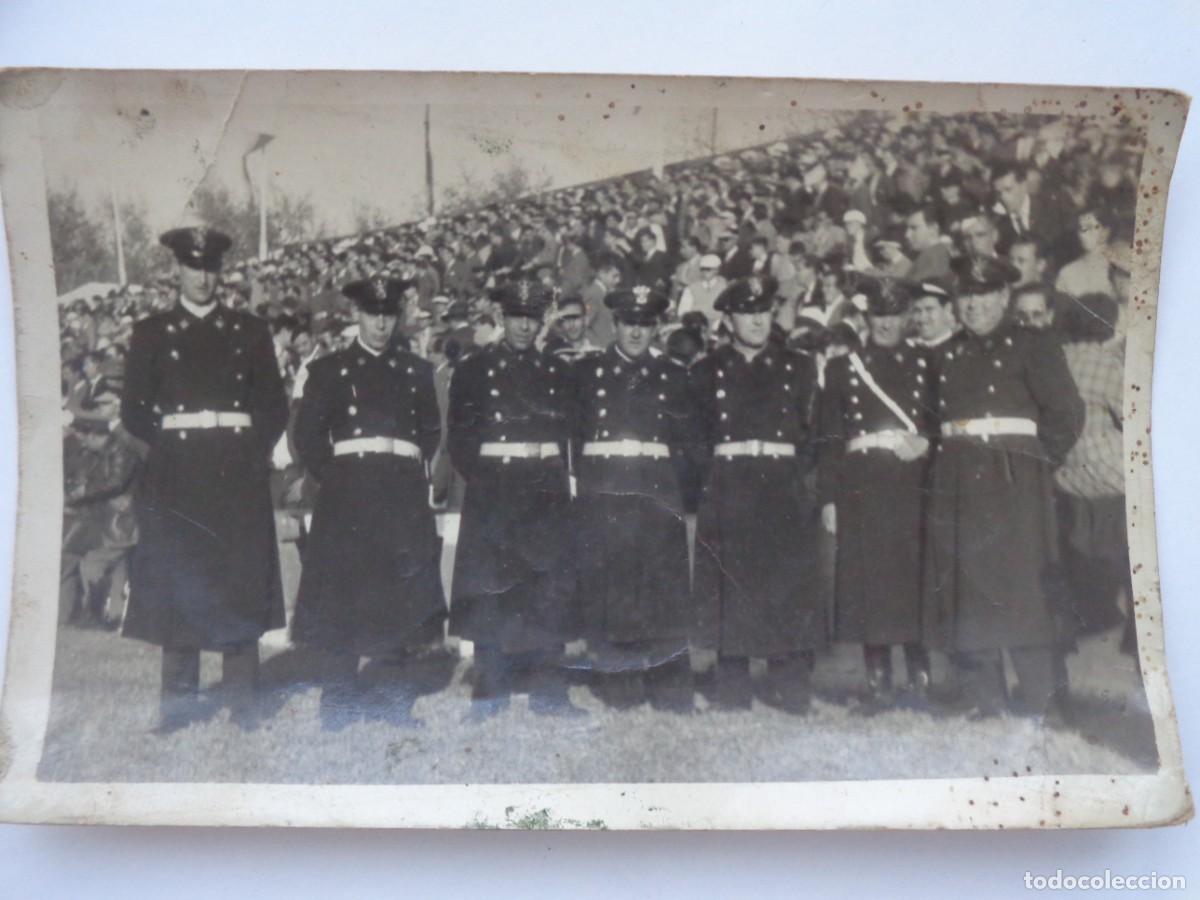 Fotograf&iacute;a antigua: FOTO DE POLICIAS MUNICIPALES DE SEVILLA EN UN CAMPO DE FUTBOL . DE GARRIDO , SEVILLA