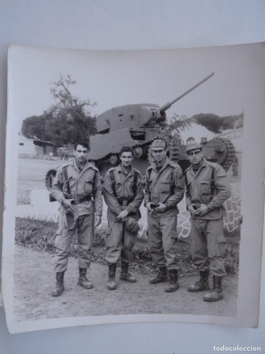 Fotograf&iacute;a antigua: FOTO DE MILITARES CON ROPA DE CAMPA&Ntilde;A Y TANQUE , CARRO BLINDADO