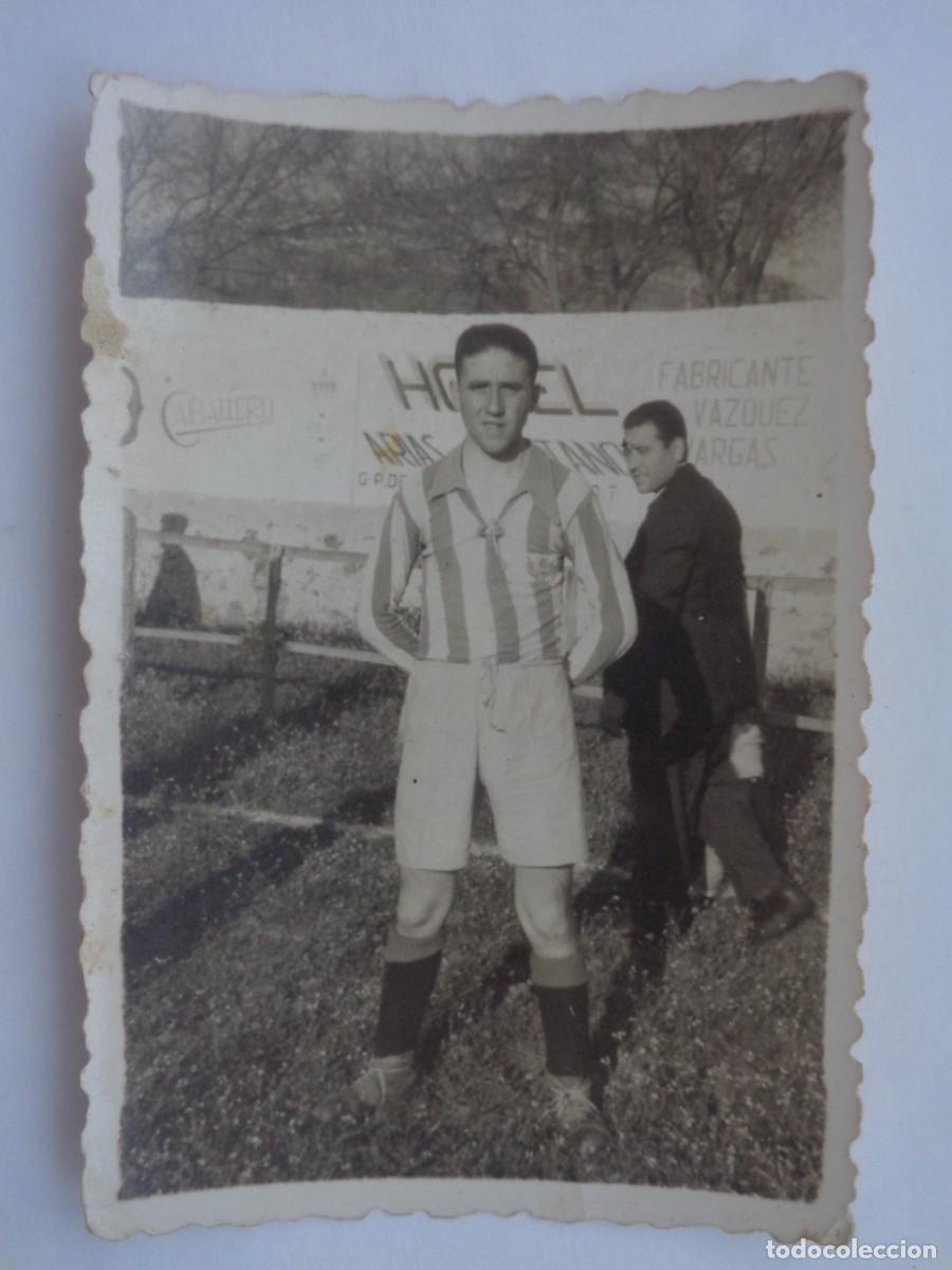 Fotograf&iacute;a antigua: FOTO DE FUTBOLISTA A&Ntilde;OS 40 . DETRAS CARTEL HOTEL ARIAS MONTANO, PUEDE SER ARACENA ( HUELVA )