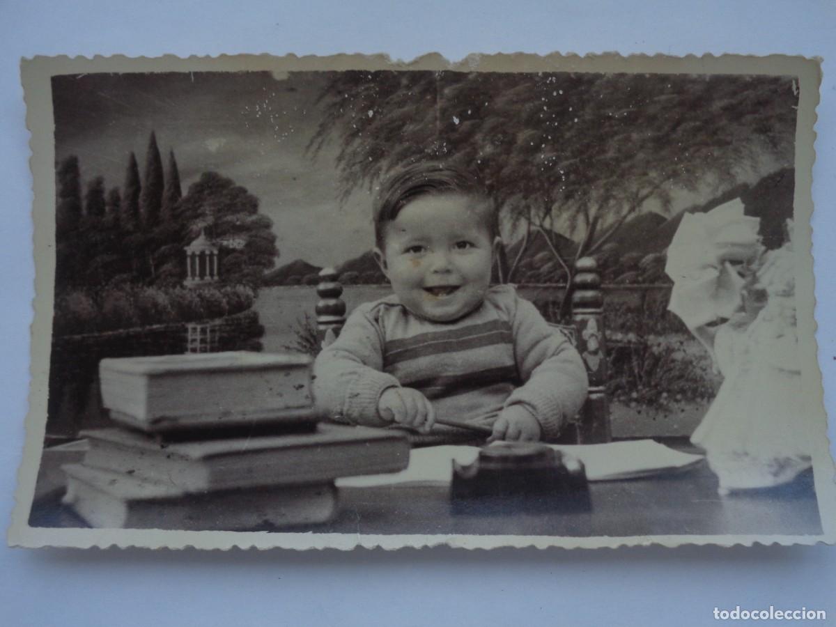 Fotograf&iacute;a antigua: FOTO ESCOLAR : NI&Ntilde;O PEQUE&Ntilde;O CON LIBROS, TINTERO Y FONDO DECORADO