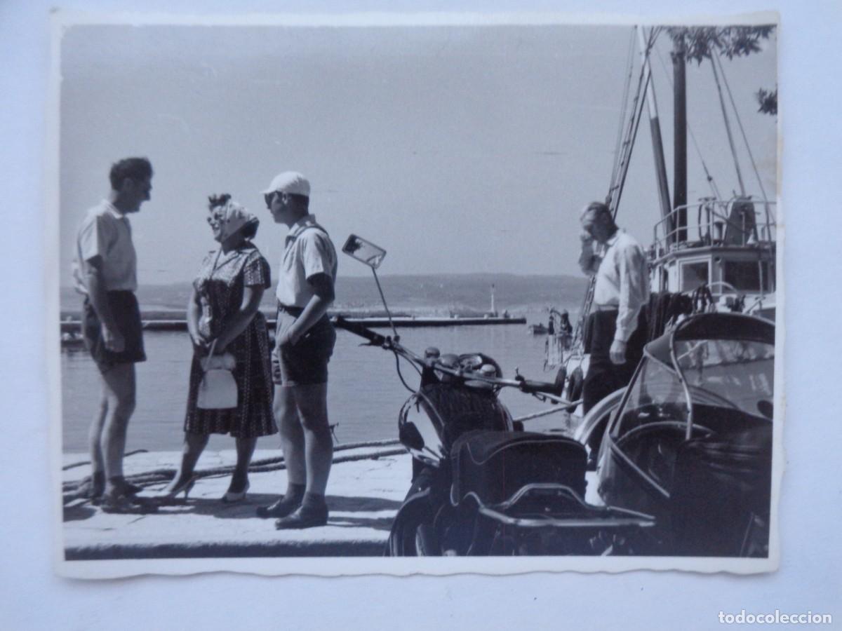 Fotograf&iacute;a antigua: FOTO DE GENTE EN UN PUERTO CON MOTO DE EPOCA CON SIDECAR