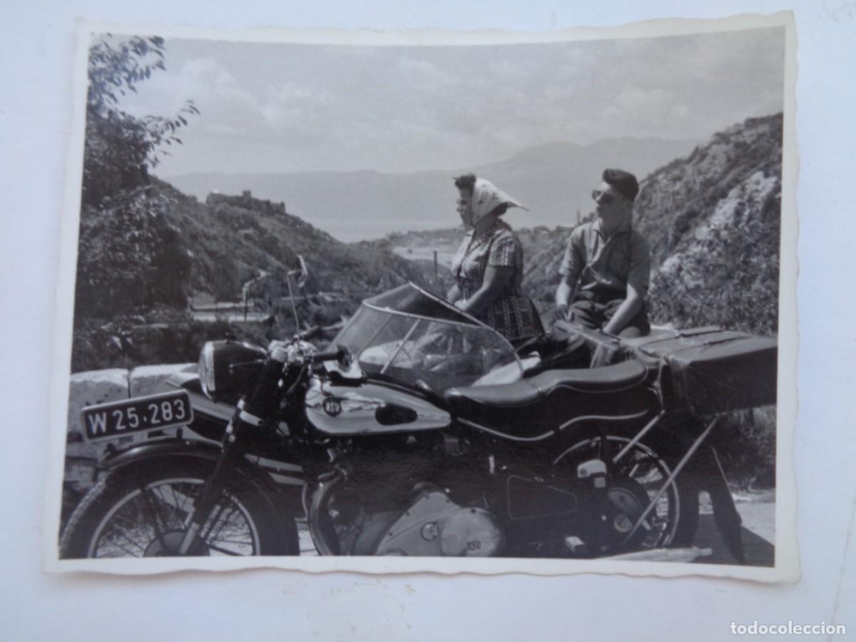 Fotograf&iacute;a antigua: FOTO DE PAREJA CON MOTO DE EPOCA CON SIDECAR MATRICULA EXTRANJERA