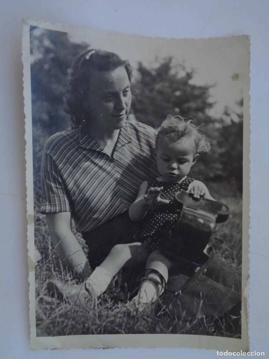 Fotograf&iacute;a antigua: BONITA FOTO DE JOVEN MADRE Y NI&Ntilde;A PEQUE&Ntilde;A CON CAMARA DE FOTO , 1952 .... 10 X 14,5 CM
