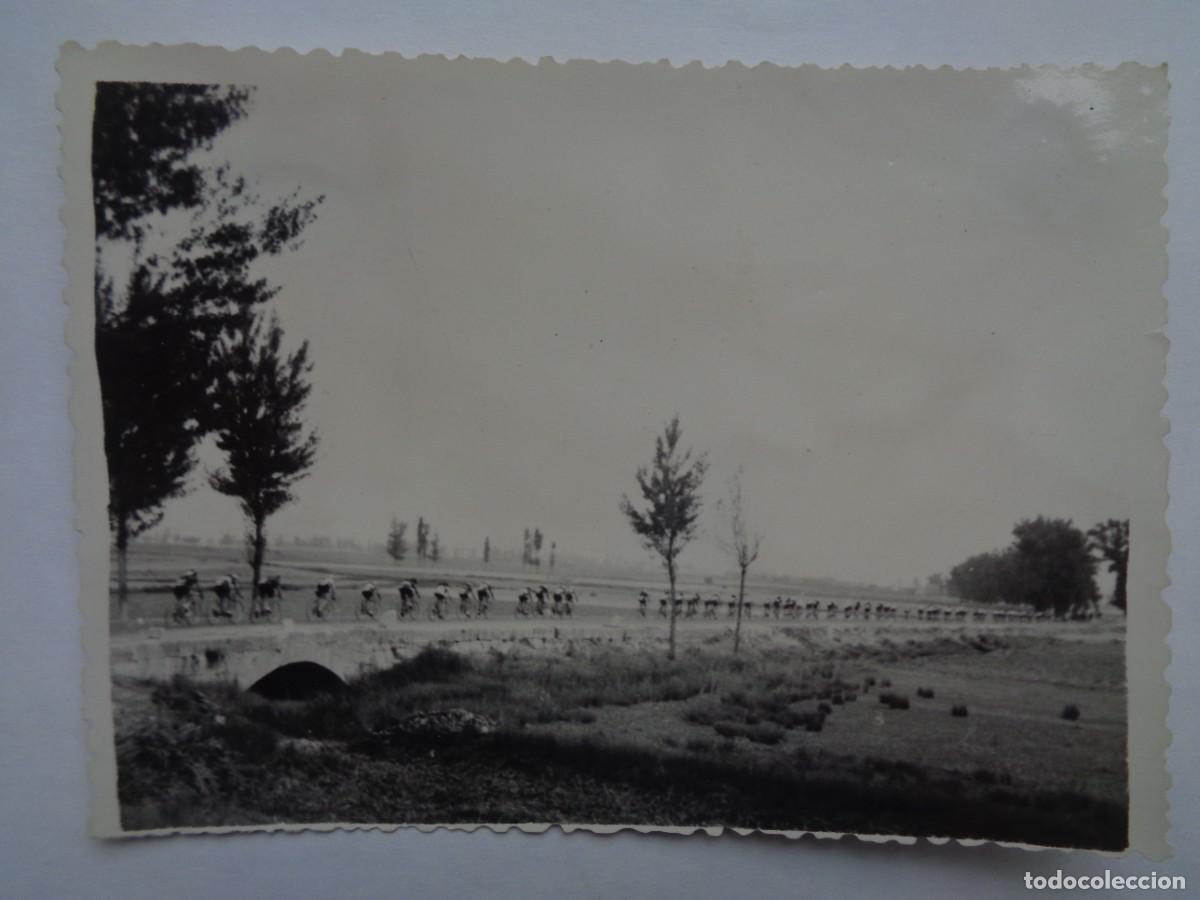 Fotograf&iacute;a antigua: CICLISMO : FOTO DE CICLISTAS EN UNA CARRERA , 1948