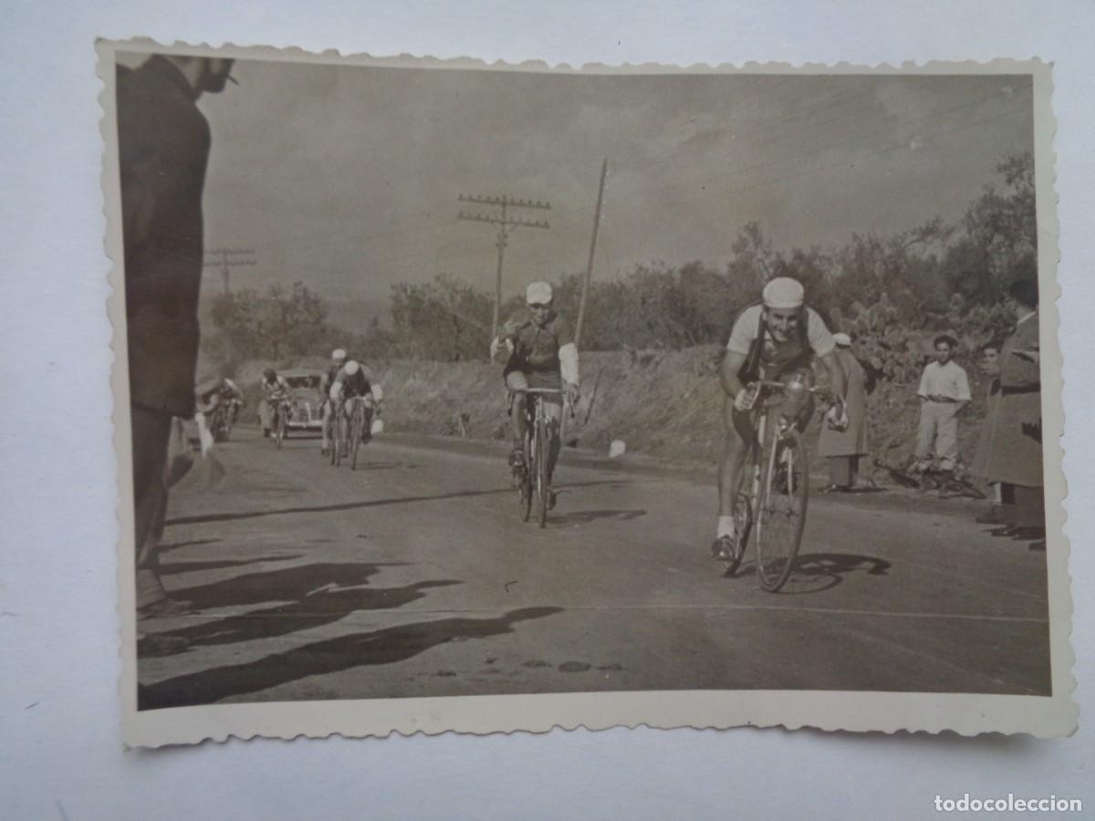 Antique Photography: CICLISMO : FOTO DE CICLISTAS EN PLENA CARRERA , 1949. DE JOSE NARBONA PARA CIFRA-GRAFICA