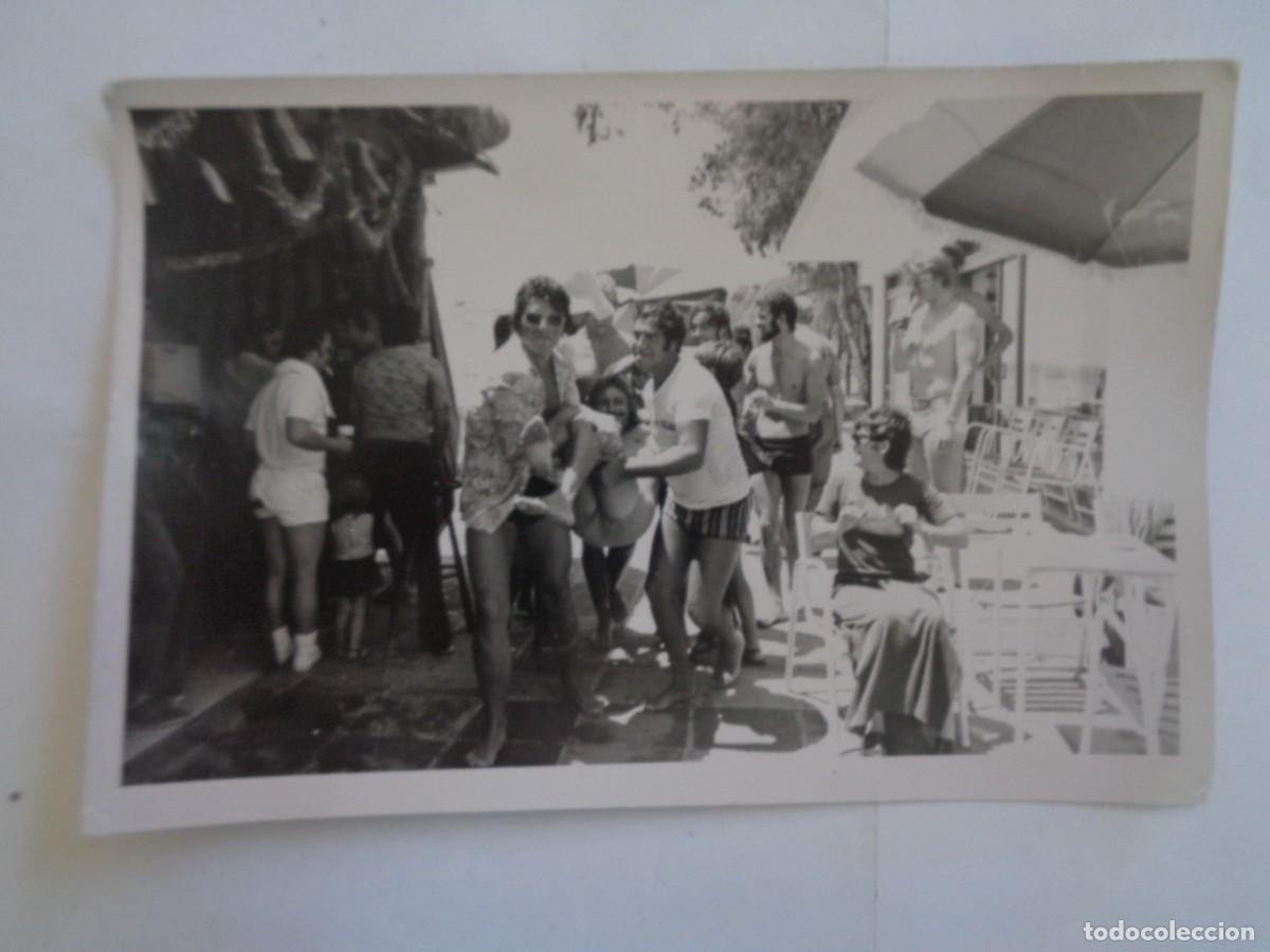 Fotograf&iacute;a antigua: FOTO DE JOVENES DE CACHONDEO LLEVANDO A CHICA EN VOLANDAS. TORREMOLINOS 1972 .. 12 X 18 CM