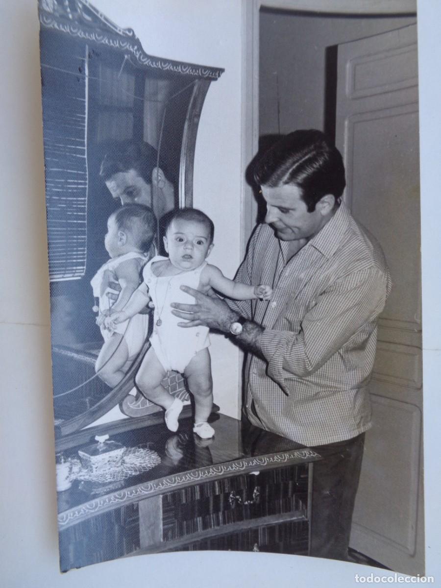 Fotograf&iacute;a antigua: FOTO DE PADRE CON NI&Ntilde;O PEQUE&Ntilde;O REFLEJADOS EN EL ESPEJO DEL APARADOR . DE MORERA , PYA-PUEBLONUEVO