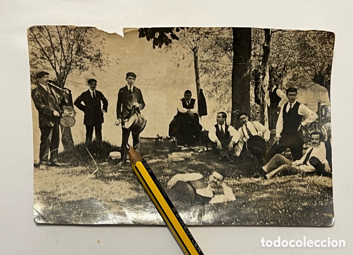 Fotograf&iacute;a antigua: BILBAO.. Descansando al son del txistu y el tamboril El Aurresku tradici&oacute;n y cultura (h.1930?)