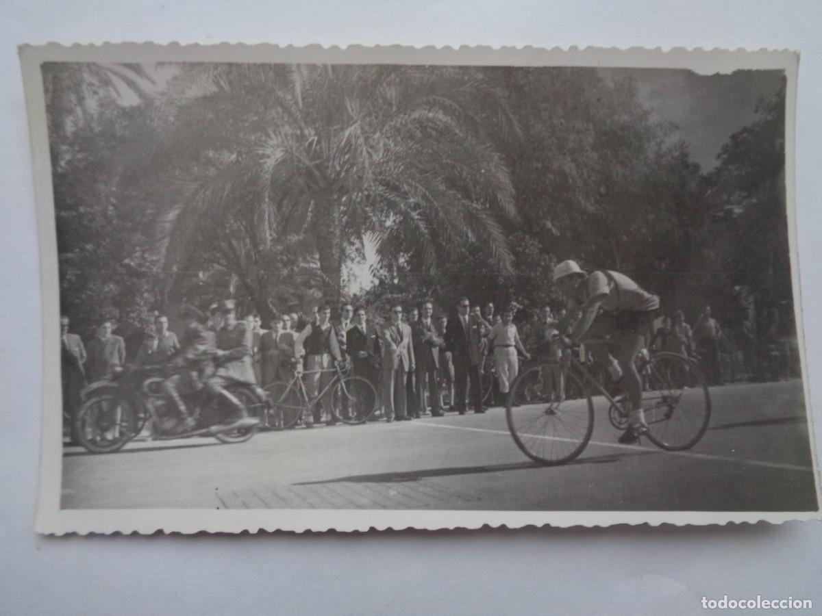 Fotografia antica: CICLISMO : FOTO DE CICLISTAS EN CARERA POR SEVILLA