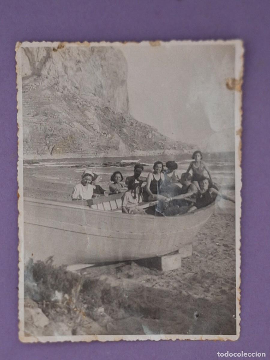 Fotograf&iacute;a antigua: ANTIGUA FOTOGRAFIA CALPE PE&Ntilde;ON IFACH GRUPO CHICAS CHICOS BARCO MADERA