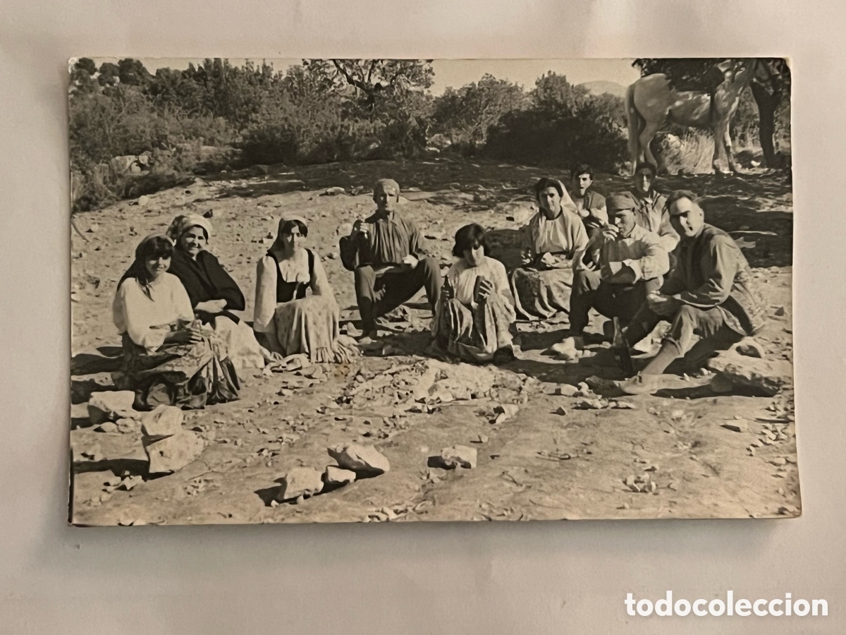 Fotograf&iacute;a antigua: ALFARA DE ALGIMIA, Valencia Usos y costumbres. Almorzando, tras le recogida de Almendras.. (h.1950?)