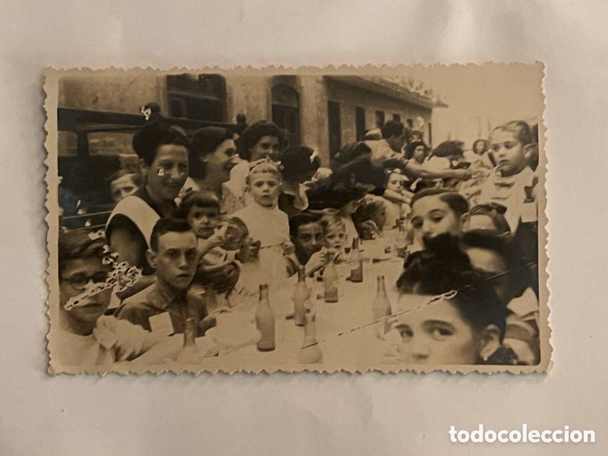 Fotograf&iacute;a antigua: BARCELONA. Poble Nou.., de celebraci&oacute;n.. M&aacute;s que un barrio, una familia.. (h.1950?) Med&iacute;das: 14 x 9