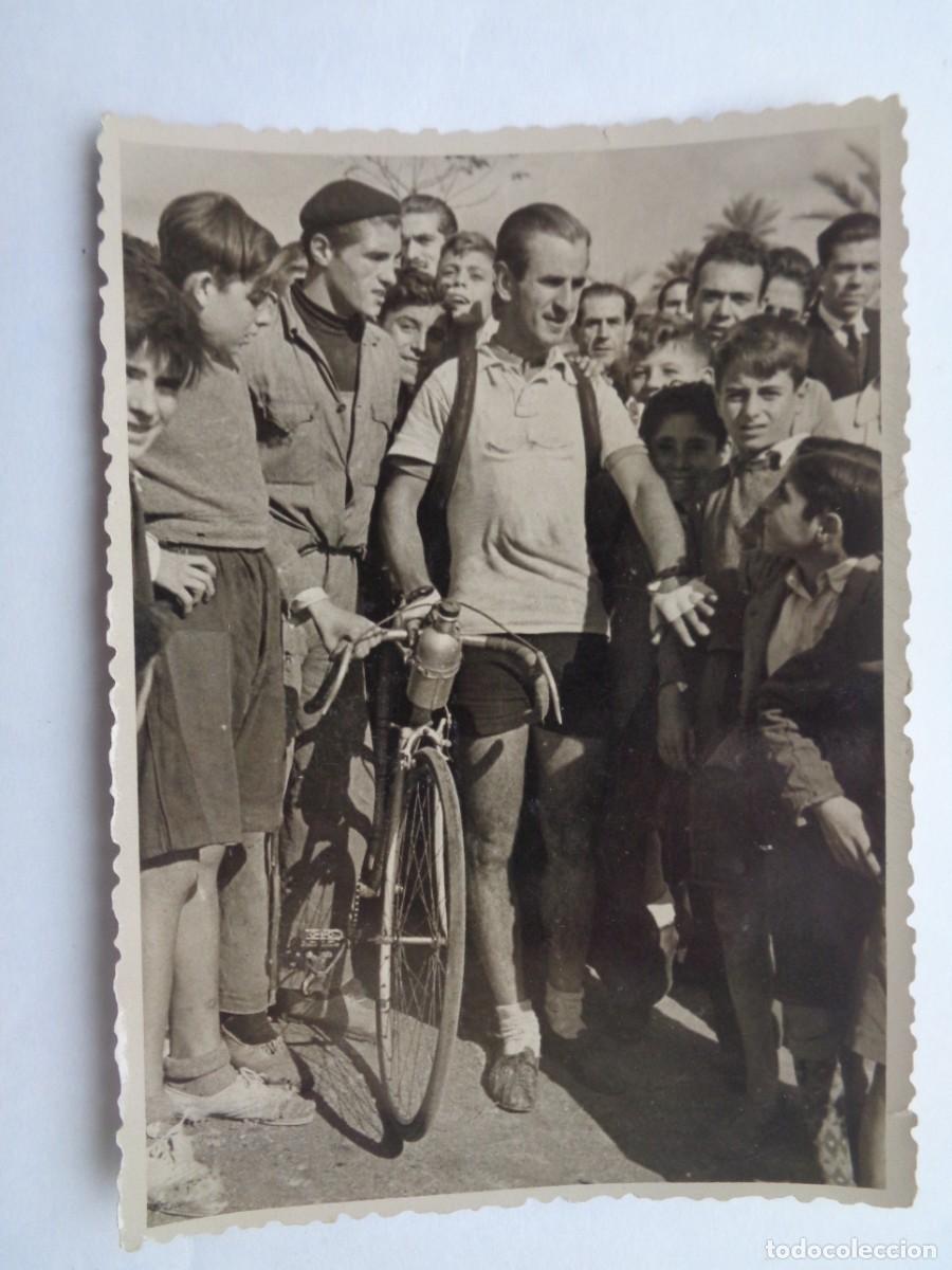 Fotograf&iacute;a antigua: CICLISMO : FOTO DE CICLISTA CON SU BICICLETA Y PUBLICO , A&Ntilde;OS 40