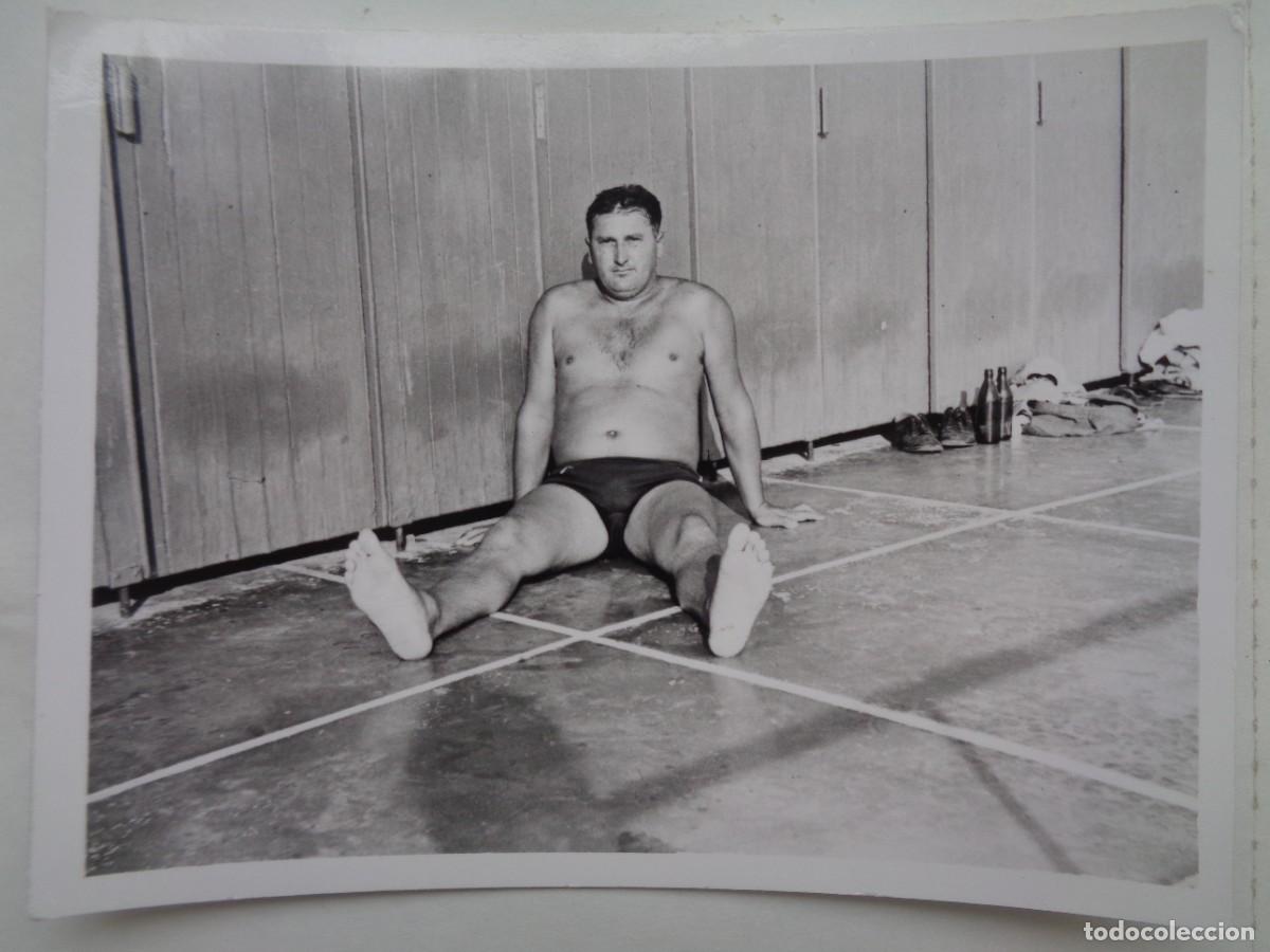 Fotograf&iacute;a antigua: FOTO DE HOMBRE EN BA&Ntilde;ADOR ESPATARRADO Y CON LA SOMBRA DEL FOTOGRAFO