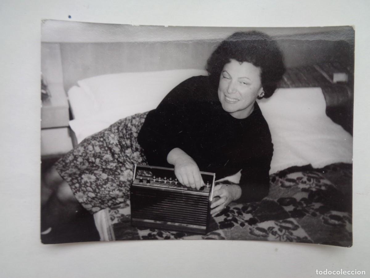 Fotograf&iacute;a antigua: FOTO DE MUJER CON UN RADIO TRANSMISOR , 1971