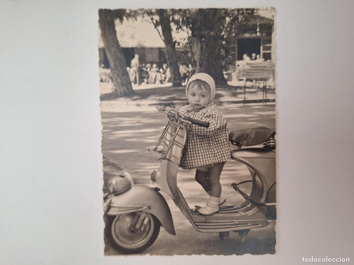 Fotograf&iacute;a antigua: ANTIGUA FOTOGRAFIA NI&Ntilde;A POSANDO EN LA MOTO VESPA FOTO VALENCIA RV 3107