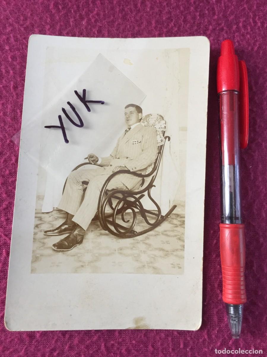 Fotograf&iacute;a antigua: BONITA FOTOGRAFIA DE JOVEN SENTADO EN UNA MECEDORA DE ESTILO TONET - CIRCA 1915 - VALENCIA