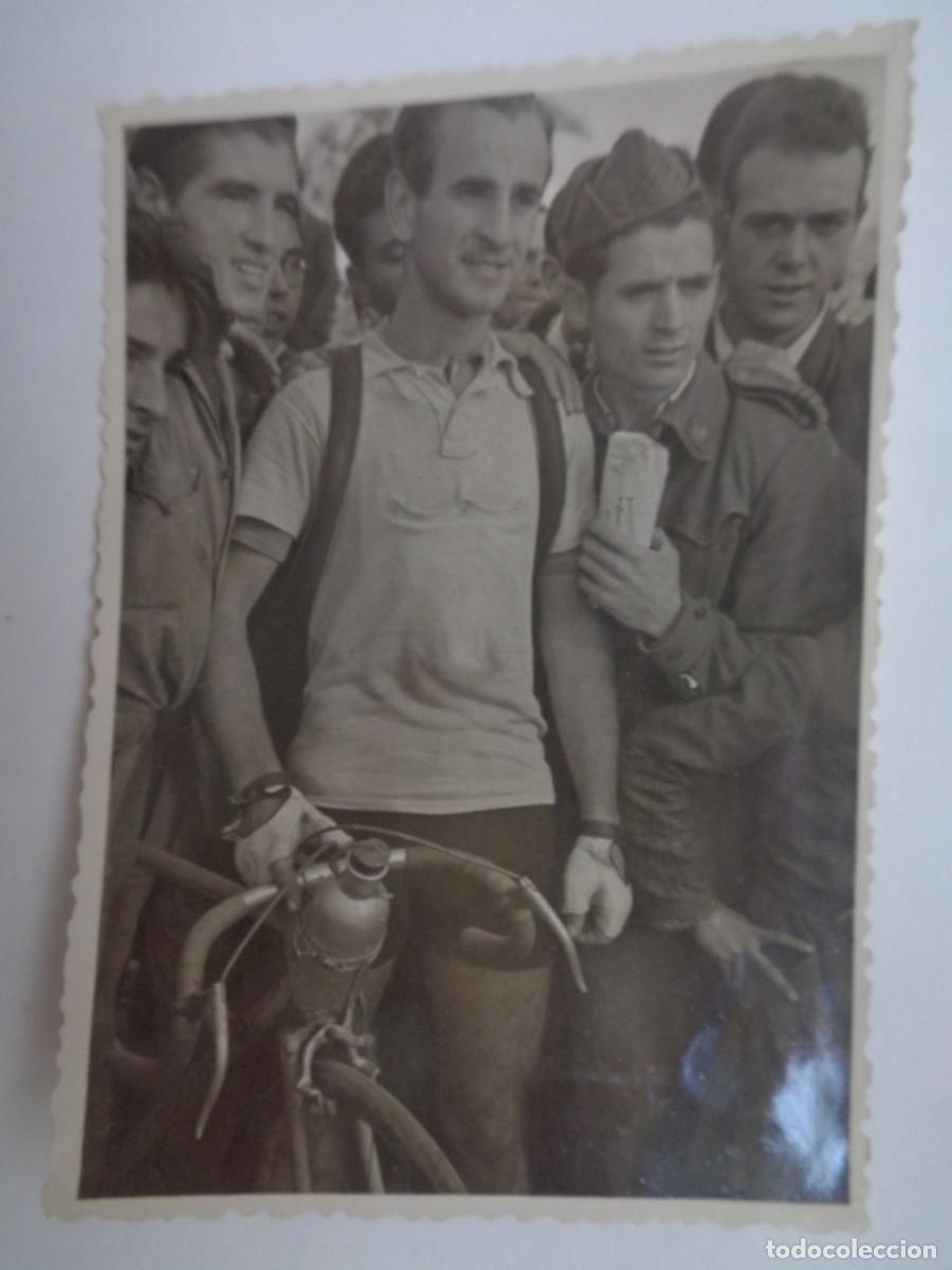 Fotograf&iacute;a antigua: CICLISMO : FOTO DE CICLISTA CON SU BICICLETA Y P&Uacute;BLICO, MILITAR, ETC . DE JOSE NARBONA , SEVILLA