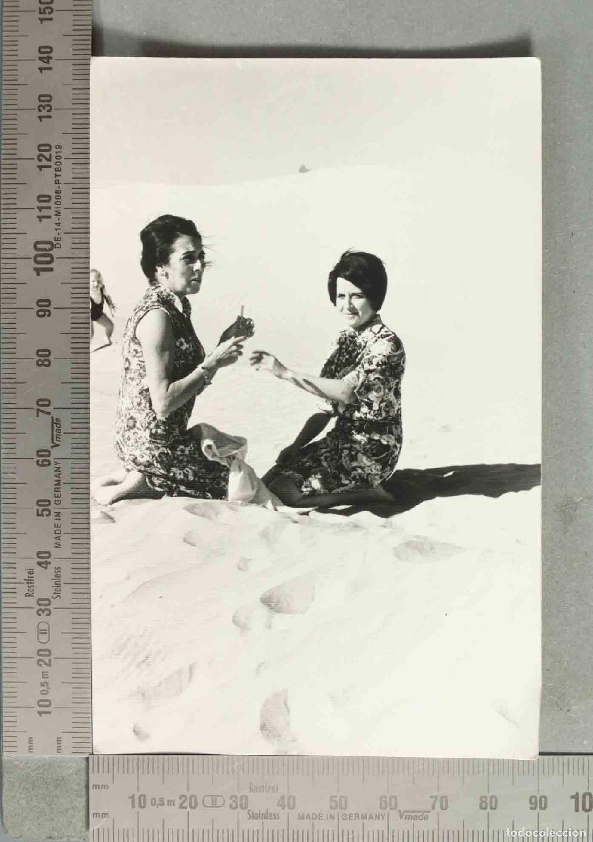 Fotograf&iacute;a antigua: FOTOGRAFIA Playa - Mujeres conversando en la arena. DUNAS