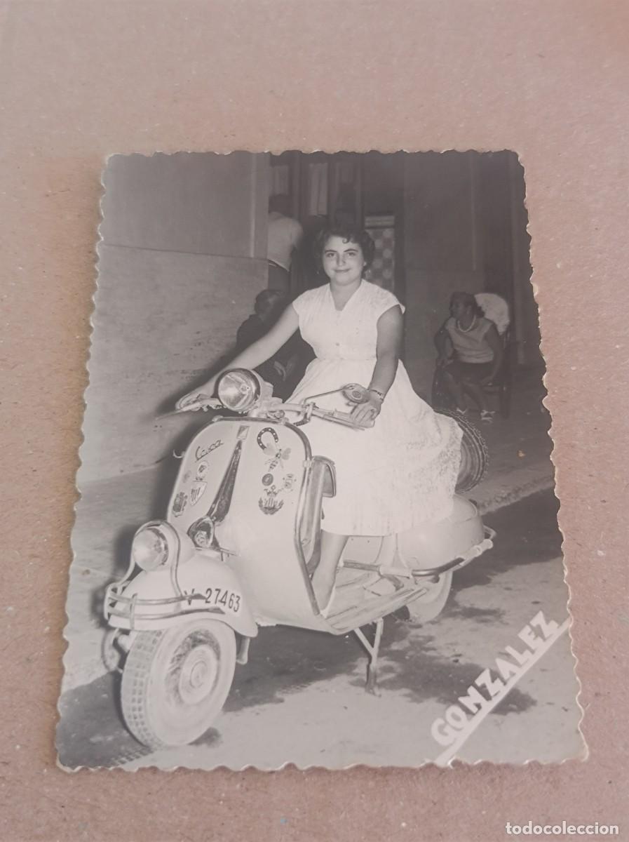 Fotograf&iacute;a antigua: FOTOGRAF&Iacute;A MUJER CON VESPA 1956 FECHADA AL DORSO