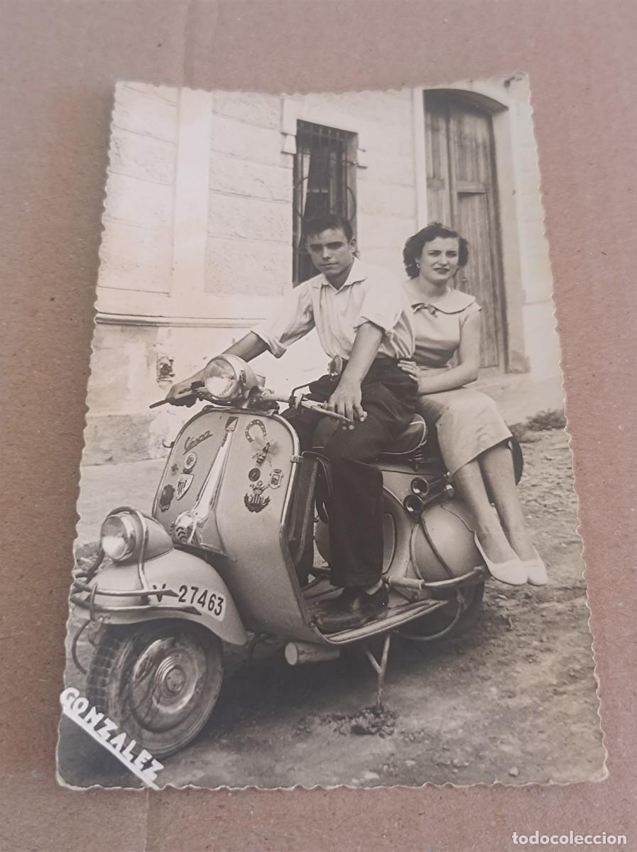 Fotograf&iacute;a antigua: FOTOGRAF&Iacute;A HOMBRE Y MUJER CON VESPA 1956 FECHADA AL DORSO