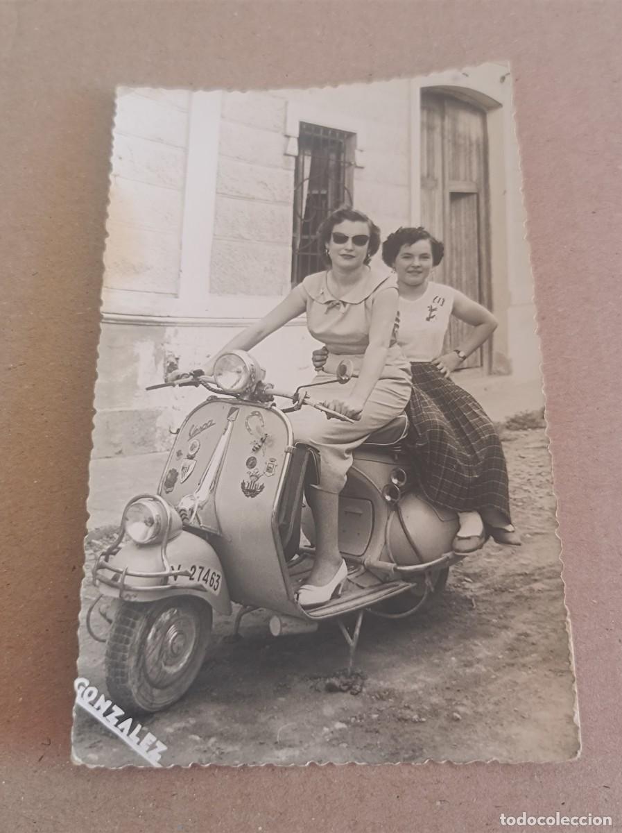 Fotograf&iacute;a antigua: FOTOGRAF&Iacute;A DOS MUJERES CON VESPA 1956 FECHADA AL DORSO