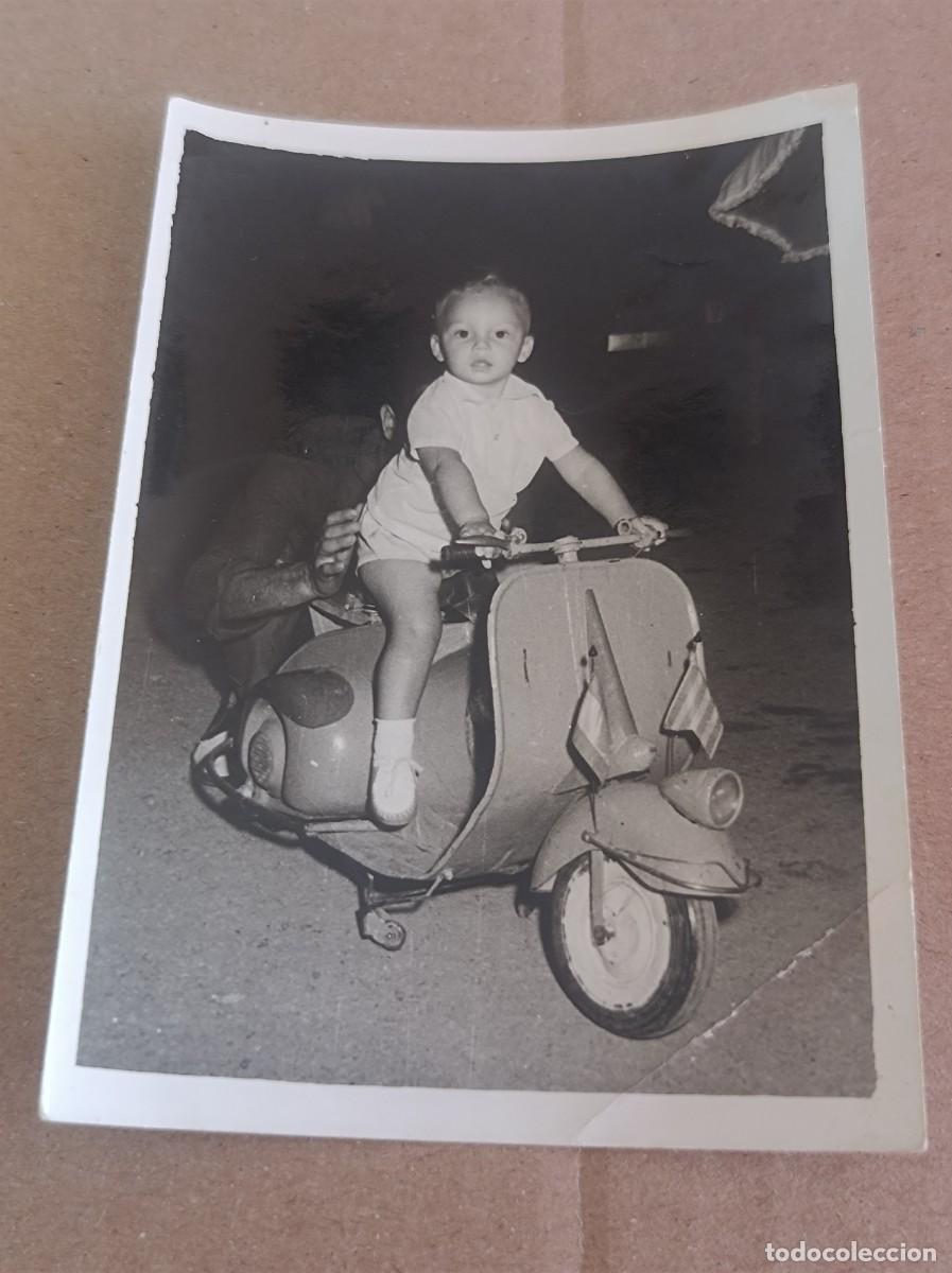 Fotograf&iacute;a antigua: FOTOGRAF&Iacute;A NI&Ntilde;O CON VESPA 1956 FECHADA AL DORSO