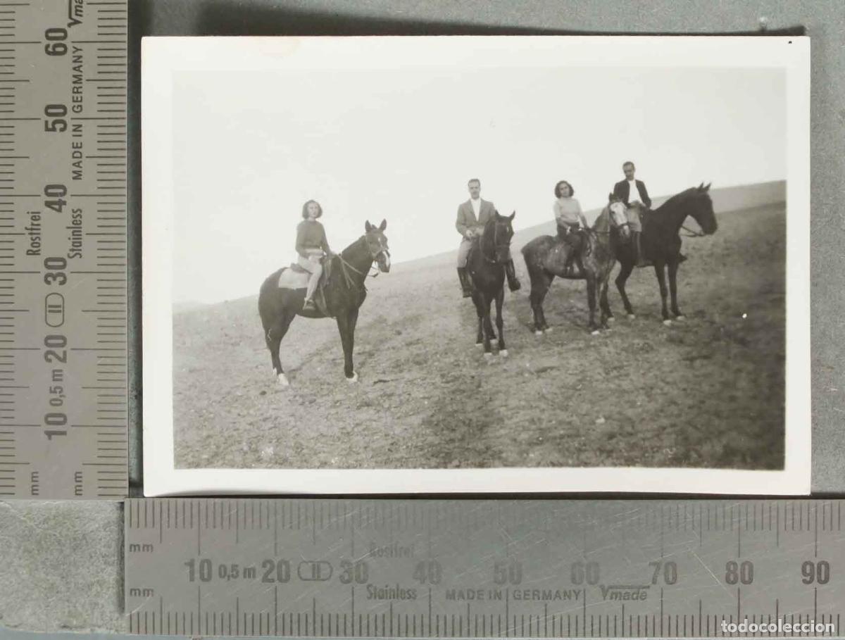 Fotograf&iacute;a antigua: ESTAMPA. Paseo a caballo - Grupo de jinetes en el campo hacia 1940