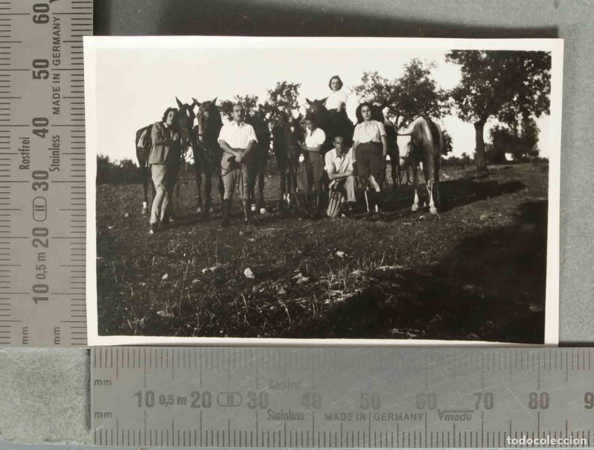Fotograf&iacute;a antigua: ESTAMPA. Fotograf&iacute;a personas a caballo en el campo hacia 1940