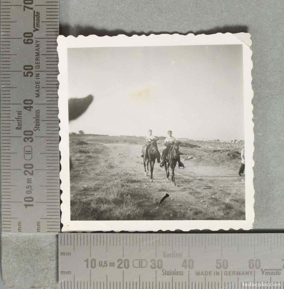 Fotograf&iacute;a antigua: ESTAMPA. JINETES POR EL CAMPO hacia 1940