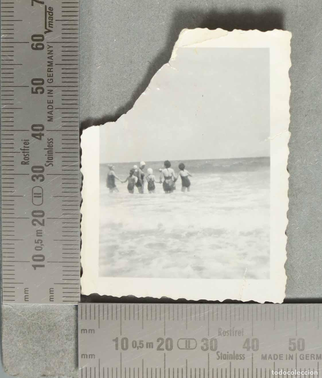 Fotograf&iacute;a antigua: ESTAMPA. MUJERES EN LA PLAYA. hacia 1940