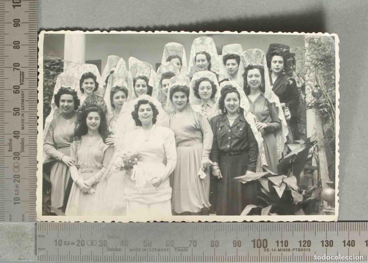 Fotograf&iacute;a antigua: ESTAMPA. Boda novios acompa&ntilde;antes con mantillas espa&ntilde;olas. HOTEL INGLATERRA SEVILLA hacia 1940