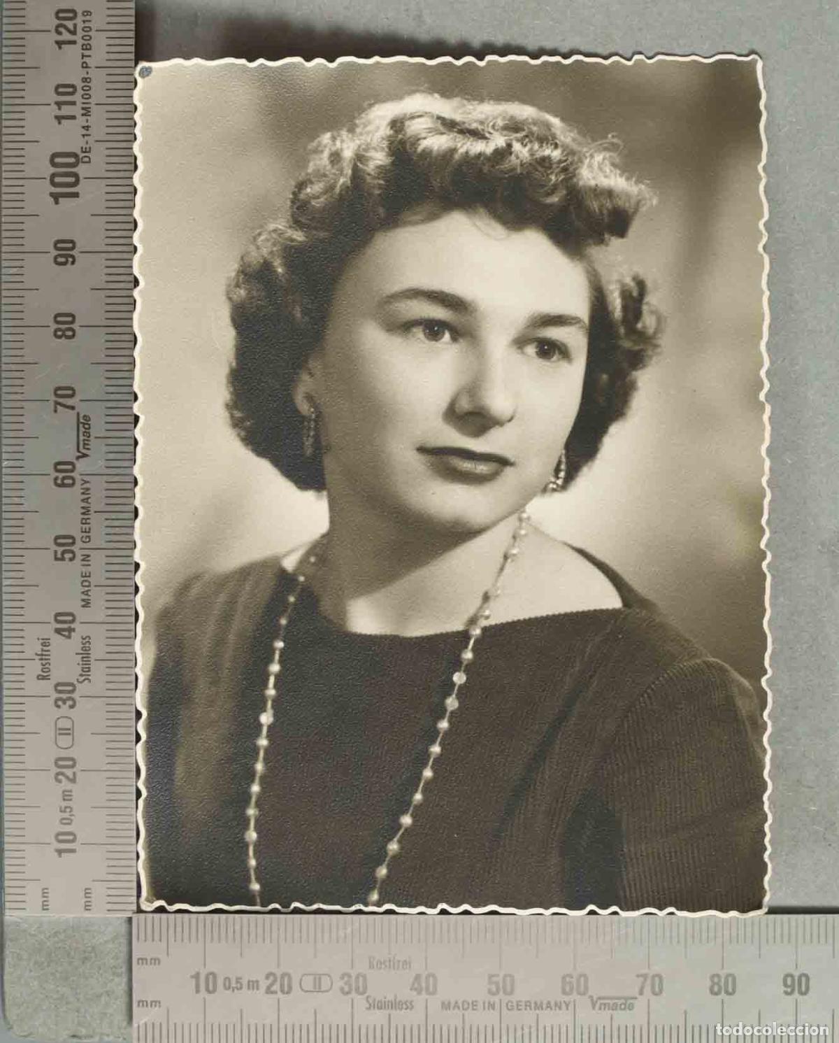 Photographie ancienne: Retrato de mujer con collar de perlas de doble vuelta hacia 1940