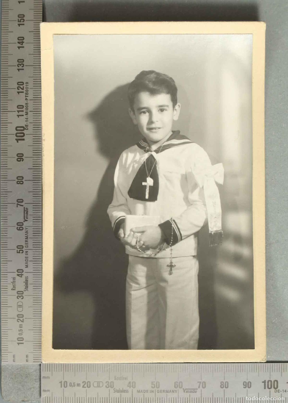 Fotograf&iacute;a antigua: FOTOGRAFIA. Primera Comuni&oacute;n de ni&ntilde;o con traje de marinero, misal y rosario RAMIREZ DE HACIA 1950