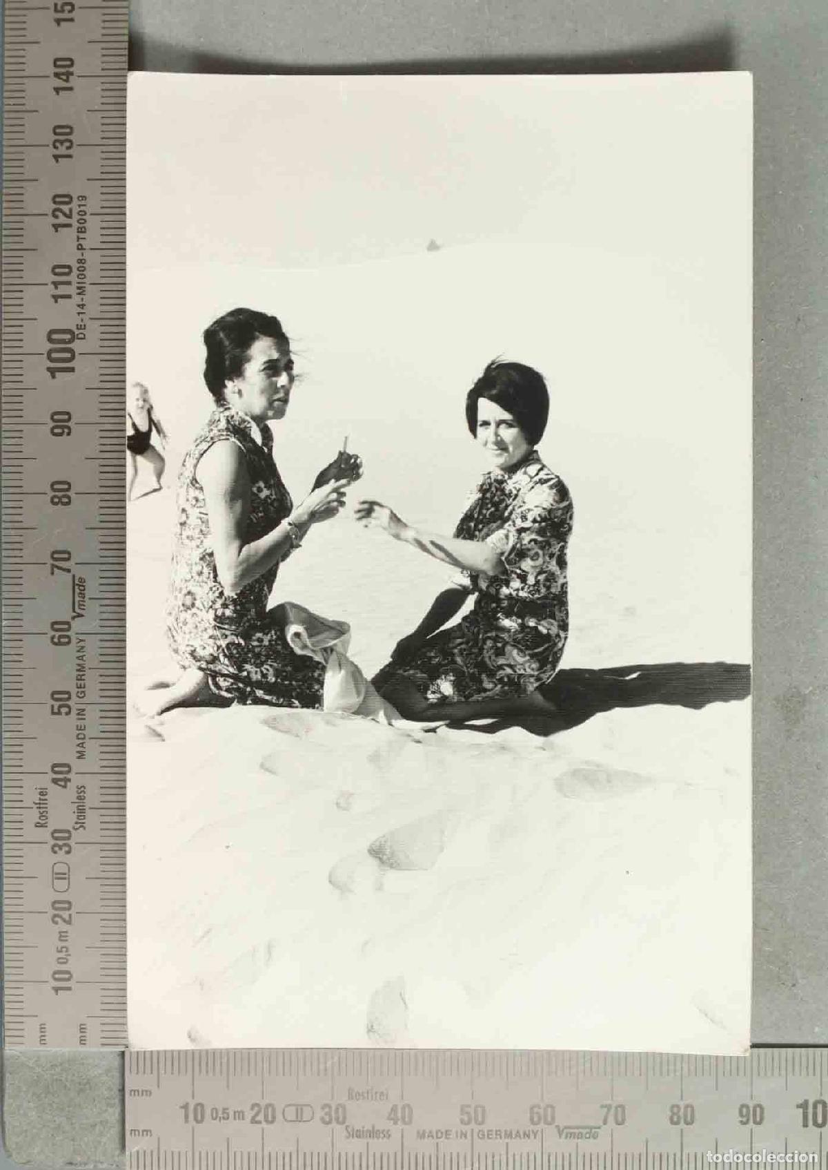 Fotografia antica: FOTOGRAFIA. Mujeres en DUNAS FUMANDO PLAYA HACIA 1960