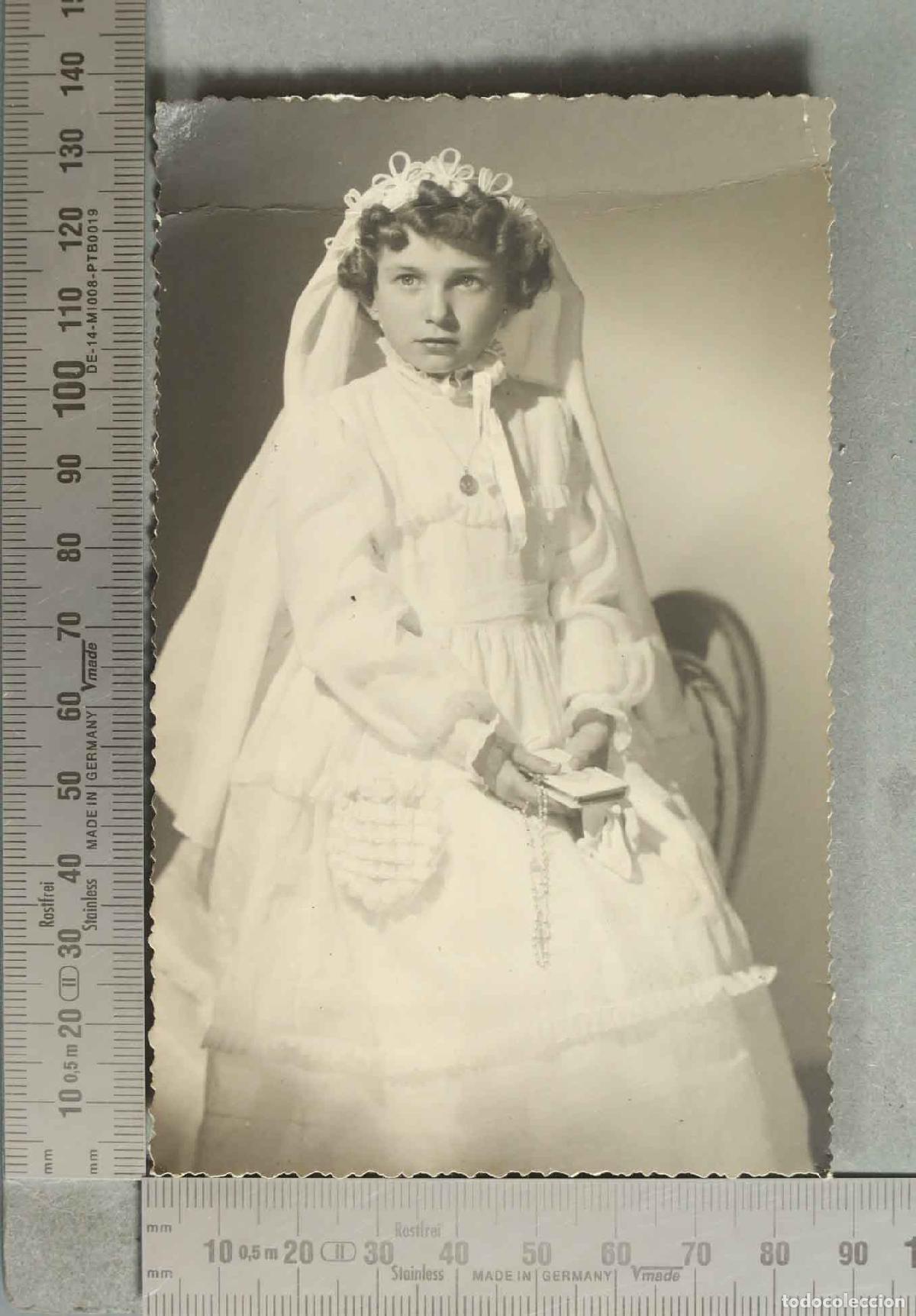 Fotograf&iacute;a antigua: FOTOGRAFIA. Primera Comuni&oacute;n - Ni&ntilde;a con misal y rosario hacia 1940