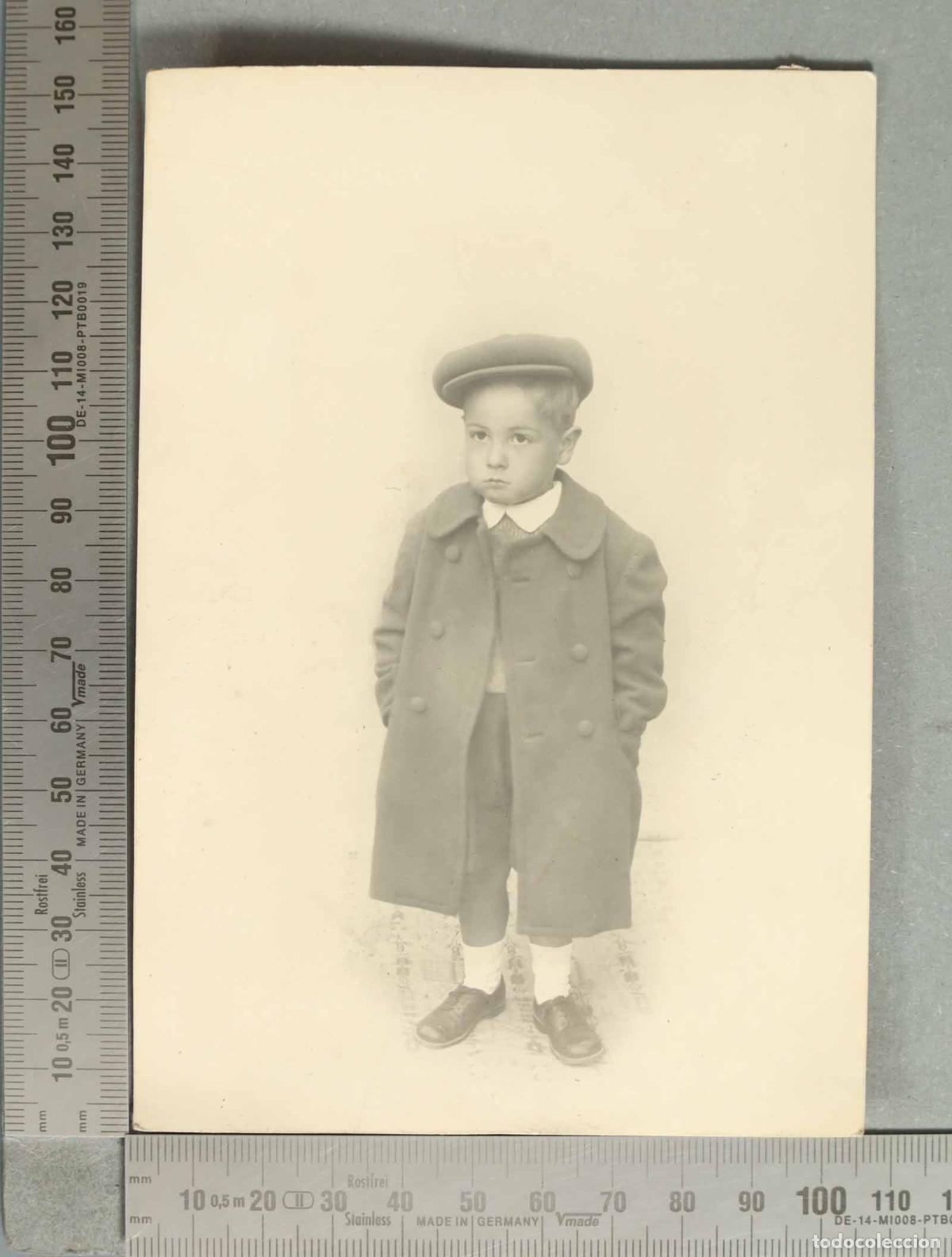 Fotografia antica: Ni&ntilde;o con abrigo largo y gorra hacia 1940