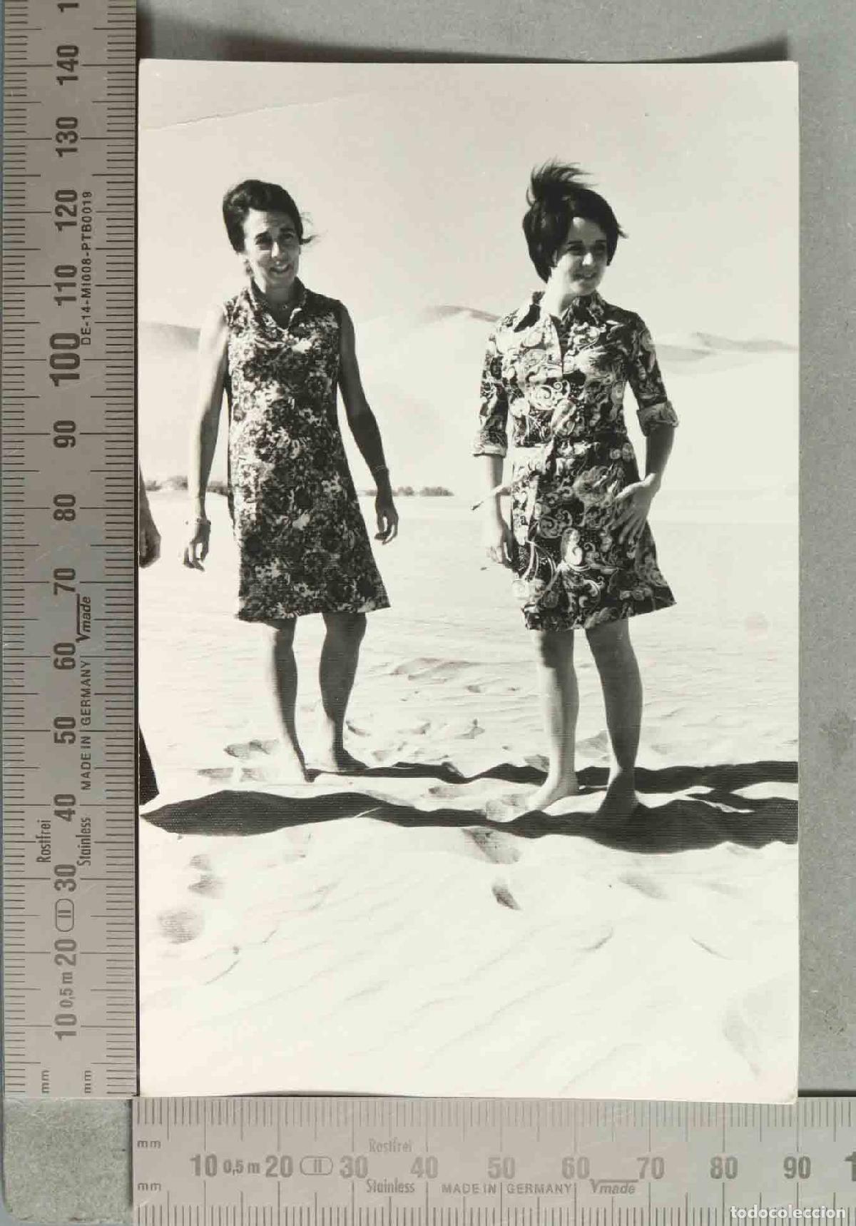 Fotograf&iacute;a antigua: Mujeres con vestidos estampados - Dunas de Maspalomas HACIA 1960