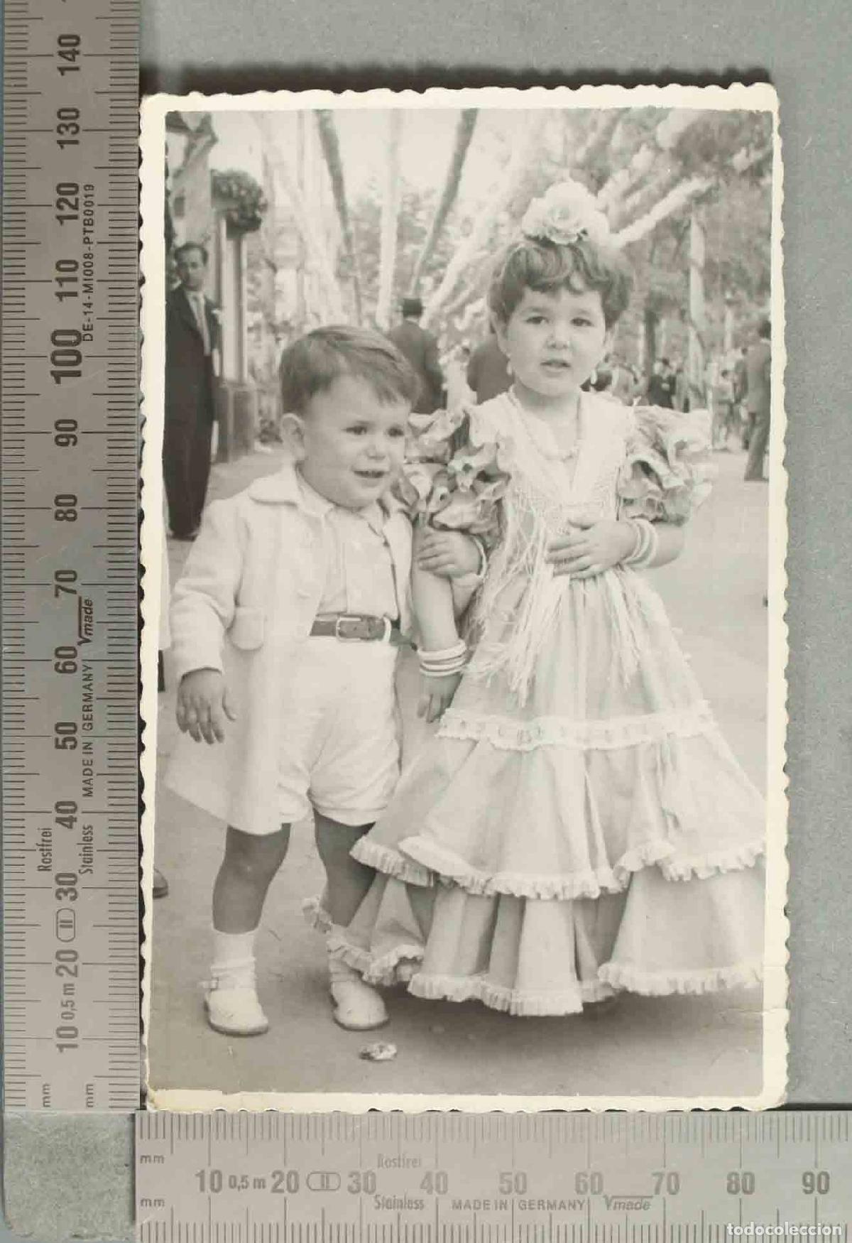 Fotograf&iacute;a antigua: Ni&ntilde;os con trajes t&iacute;picos de la Feria de Abril de Sevilla hacia 1940