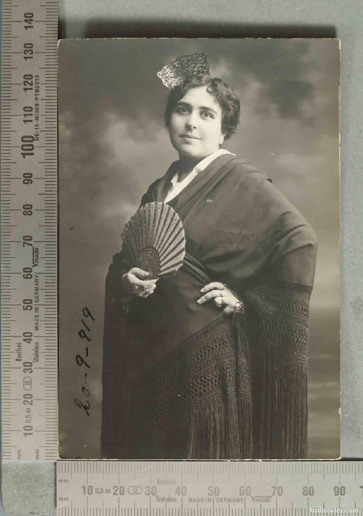 Fotograf&iacute;a antigua: Dama con mant&oacute;n y peineta - Manola KAULAK. MADRID 1919